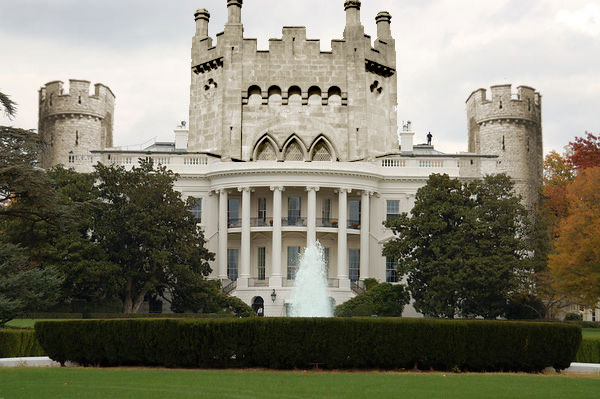 I fixed up a nice pic of the White House to look like a castle...since that's what it really is...a White Castle! LAWL!